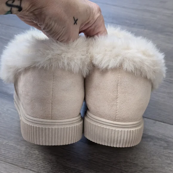 Cozy Fuzzy Soft Warm Slipper Shoes Poms Size 9 Snow Winter Streetwear Natural - Picture 5 of 10